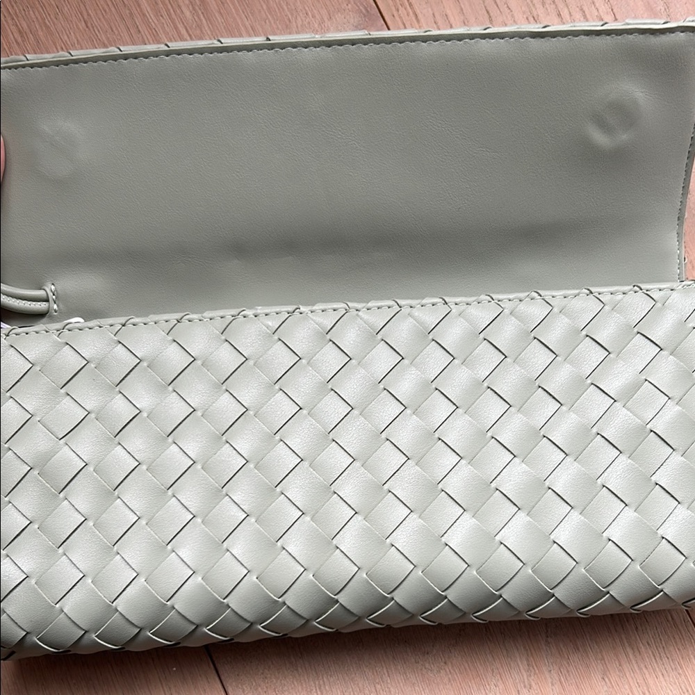 Chic Green Woven Clutch with Textured Pattern - Picture 3 of 6